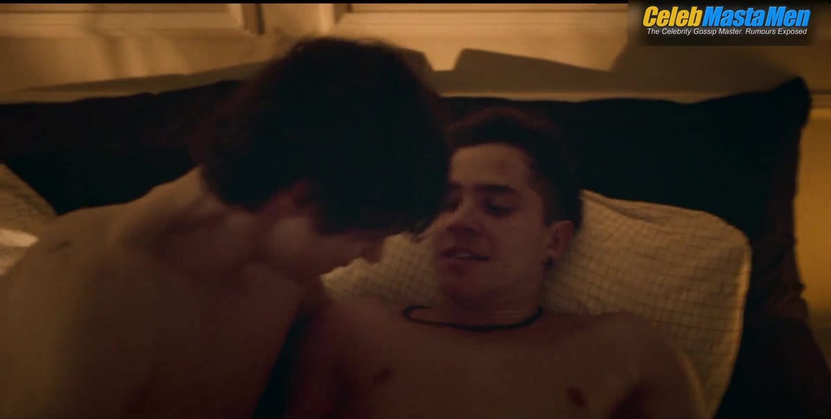 Andre Lamoglia and Fernando Lindez, Gay Shirtless Scene from Elite